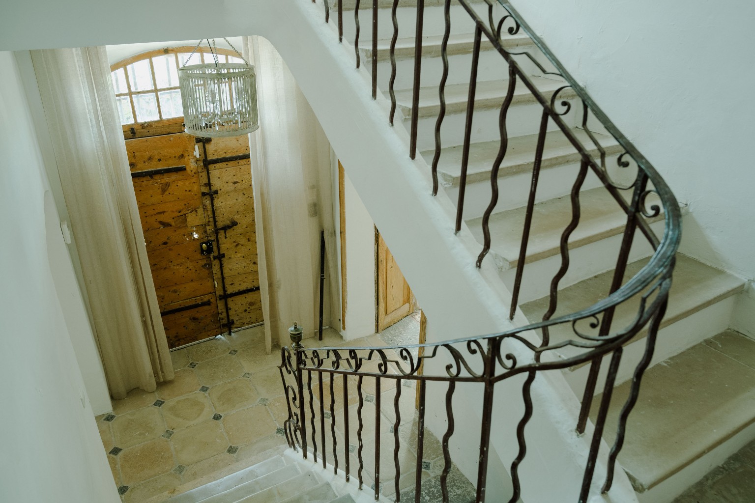 L’escalier ancien et sa rampe en fer forgé
