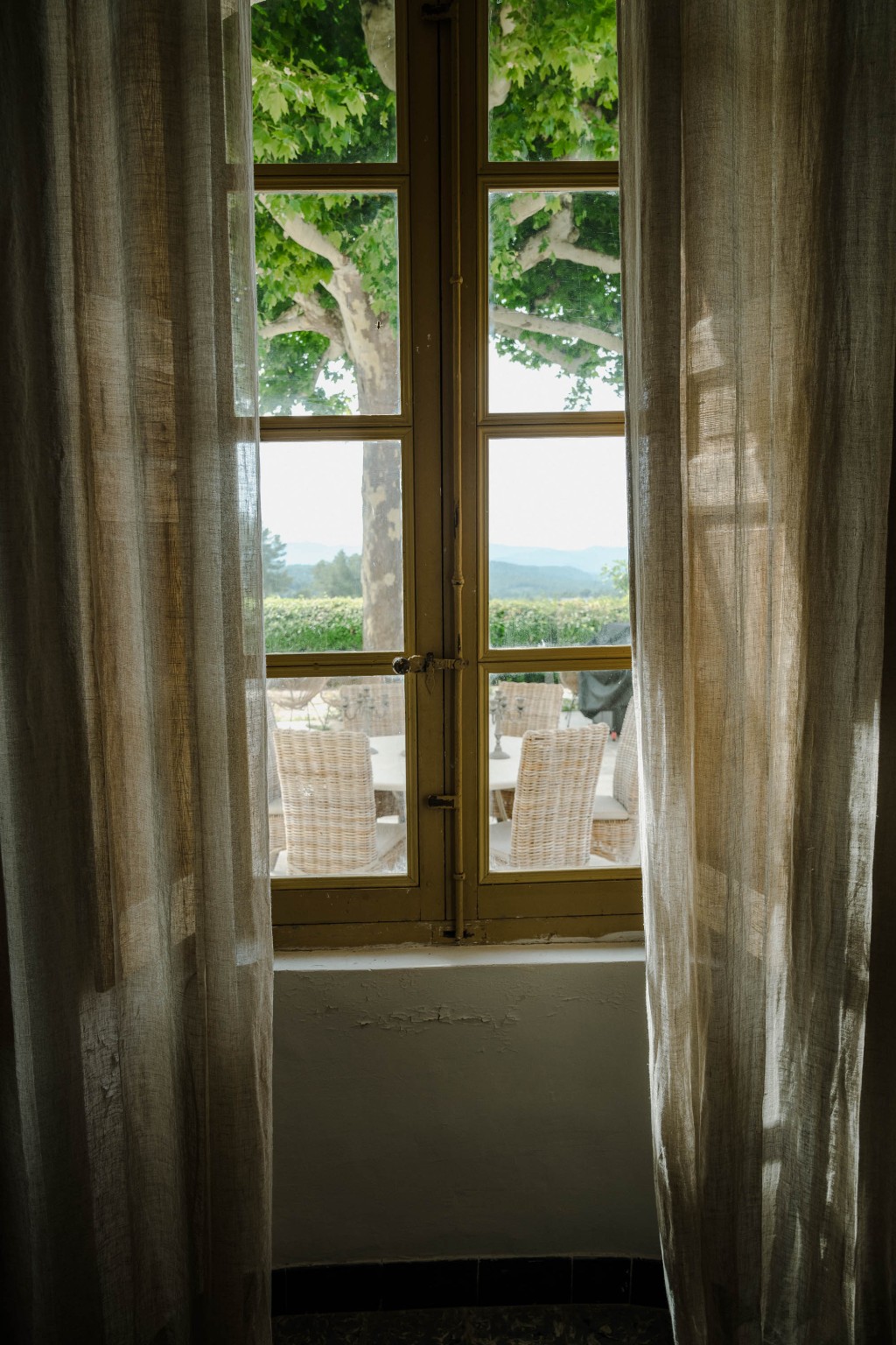 Le paysage provençal aperçu depuis une fenêtre de la Bastide